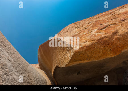 Il gigante millenario pietre in Iona parco naturale. Angola. Cunene. Foto Stock