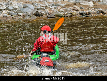 Fiume Spey TAMDHU SCOZIA CANOEIST CANOA KAYAK KAYAK SINGOLO TRAINO DI UN'ALTRA PERSONA IN ACQUA CON SPRAY Foto Stock