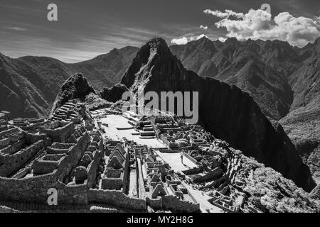 Fotografia in bianco e nero della città perduta degli Inca di Machu Picchu, nella sacra Valle di Urubamba vicino a Cusco, Perù, Sud America. Foto Stock