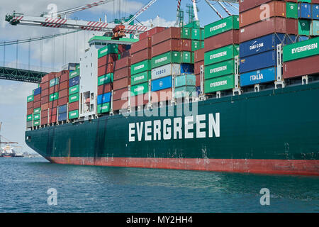 Contenitore mai Nave Libra, carico e scarico presso il sempreverde terminale per container nel porto di Los Angeles, California, USA. Foto Stock