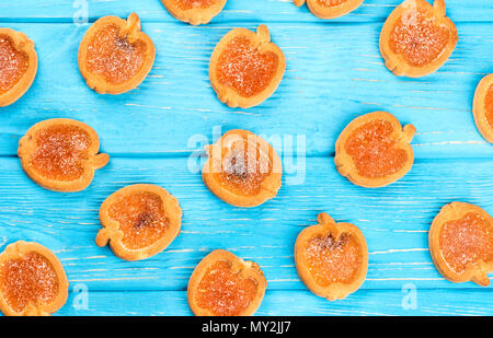 Background biscotti fatti in casa con la marmellata in forma di un Apple su un sfondo di legno, vista dall'alto Foto Stock