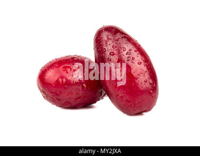 Due mature corniolo con gocce d'acqua su sfondo bianco Foto Stock