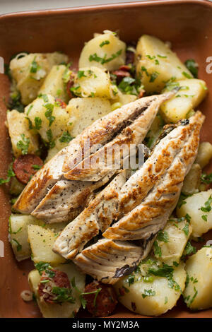 La ricetta di sgombro da sgombri pescati da Chesil Beach in Dorset sullo stelo e linea. Si tratta di un Jamie Oliver ricetta con fritto di filetti di sgombro servita wit Foto Stock
