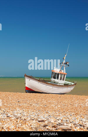 La pesca in barca alla spiaggia di Dungeness Foto Stock