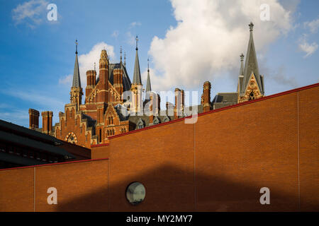 Il roofline del St Pancras Renaissance hotel vista dal cortile della British Library di Londra. Foto Stock