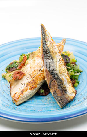 La ricetta di sgombro da sgombri pescati da Chesil Beach in Dorset sullo stelo e linea. Si tratta di un Jamie Oliver ricetta con fritto di filetti di sgombro servita wit Foto Stock