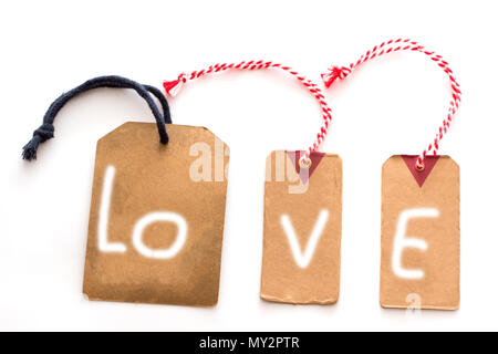 Etichetta con la parola amore dono biglietto di auguri su sfondo bianco, incoraggiare il concetto di amore, messaggio di testo con tag etichetta. Foto Stock