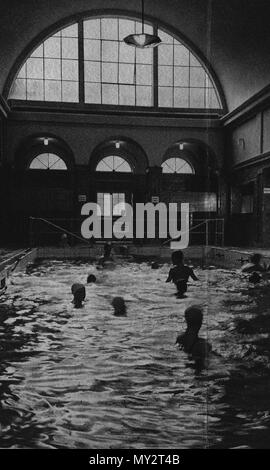 . Deutsch: Das neueröffnete Thermalschwimmbad im Hotel Quellenhof, 1936 . 1936. Sconosciuto 526 Thermalbad 1936 Quellenhof Foto Stock