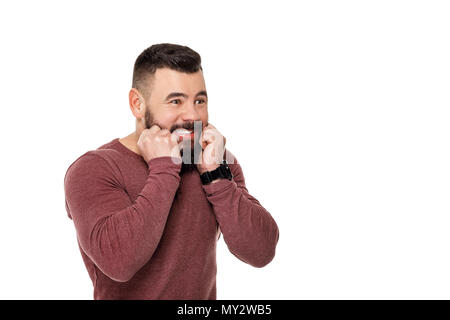 Triste barbuto appassionato di calcio nel cappuccio urlando su sfondo bianco uomo guardare sport e team di supporto Foto Stock