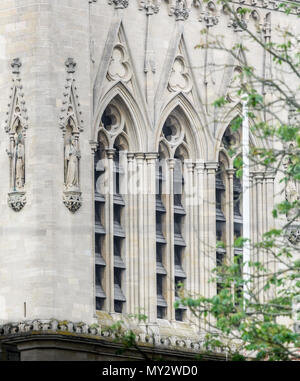 Dettaglio della torre in pietra all'ingresso di St John's College, Università di Cambridge, Inghilterra. Foto Stock