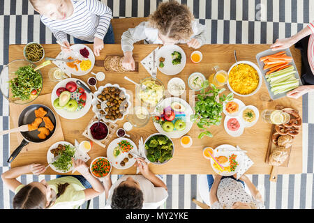 Vista dall'alto sui bambini a mangiare cibo sano durante l amico della festa di compleanno Foto Stock