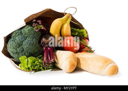 Vista ravvicinata di verdure fresche, banane e baguette in sacchetto shopper isolato su bianco Foto Stock