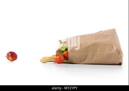 Fresche e mature di frutta e verdura in sacchetto di carta isolato su bianco Foto Stock