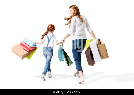 Vista posteriore di felice madre e figlia holding shopping bags isolato su bianco Foto Stock