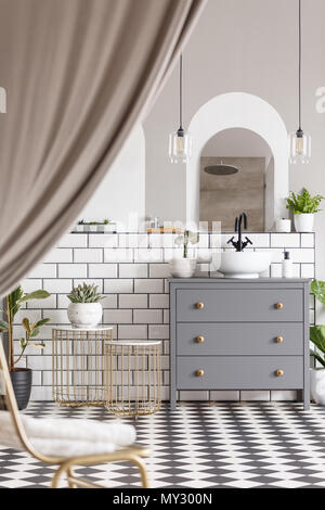 Cabinet grigio con lavandino in bagno moderno interno con tendaggi e specchio. Foto reale Foto Stock