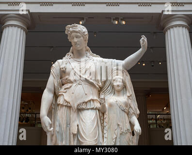 Una statua in marmo di Dioniso/Dioniso (dio del vino e di intossicazione) appoggiata su un archaistic figura femminile. Lavoro greca intorno al IV secolo A.C. Foto Stock