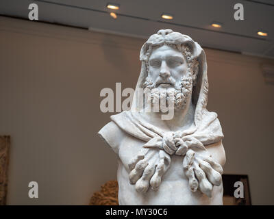 Una statua in marmo di un barbuto Hercules weating pelle di leone, realizzata intorno al I secolo d.c. In epoca romana. Foto Stock