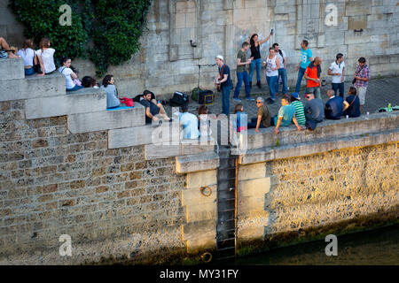 I parigini lungo il Fiume Senna celebrare la Fête de la Musique - annuale city-wide music festival ogni giugno 21st, Parigi, Francia Foto Stock