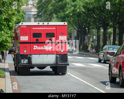 WASHINGTON, DC - 15 Maggio 2018: Dunbar armored carrello parcheggiato su una strada Foto Stock