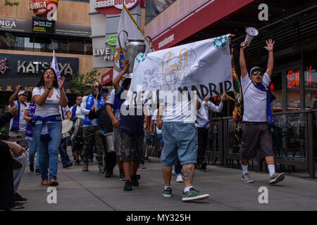 Real Madrid tifosi marzo al di fuori del Tom bar urbano prima della finale di Champions League, la Live. Foto Stock