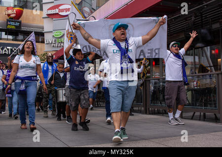 Real Madrid tifosi marzo al di fuori del Tom bar urbano prima della finale di Champions League, la Live. Foto Stock