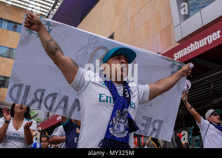 Real Madrid tifosi marzo al di fuori del Tom bar urbano prima della finale di Champions League, la Live. Foto Stock