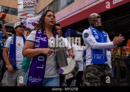 Real Madrid tifosi marzo al di fuori del Tom bar urbano prima della finale di Champions League, la Live. Foto Stock