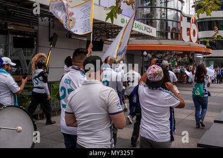 Real Madrid tifosi marzo al di fuori del Tom bar urbano prima della finale di Champions League, la Live. Foto Stock