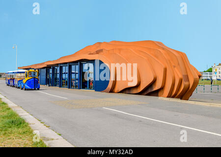 La promenade treno passa la scultura east beach cafe, Littlehampton West Sussex Foto Stock