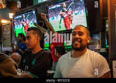 Liverpool & Real Madrid tifosi guardare la finale di Champions League a Dublino's Bar, Centro di Los Angeles. Foto Stock