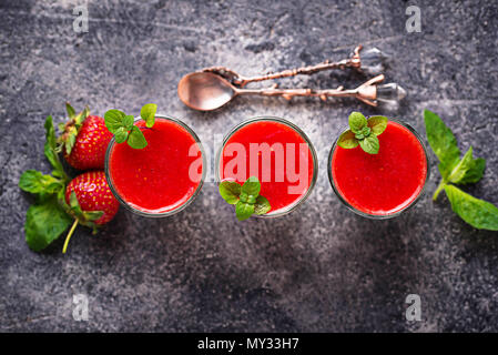 Deliziosi dessert panna cotta con fragole.vista superiore Foto Stock