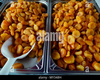 Albicocche per la vendita su un mercato francese Foto Stock