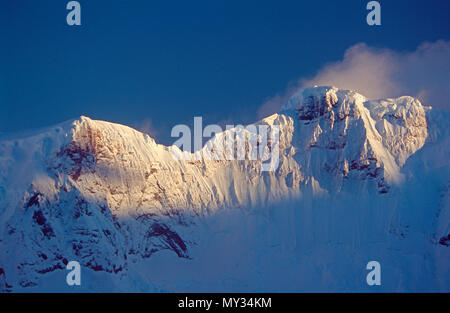 Serata sole che splende sul picco di montagna a canale Neumayer, penisola antartica, Antartide Foto Stock