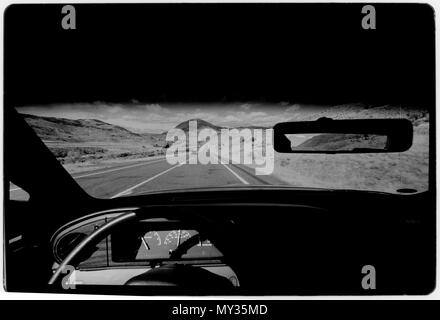 Montana USA, sulla strada. 1988 Vista da un auto accelerando lungo la strada statale in Montana, Entrata Nord Road, USA Foto Stock