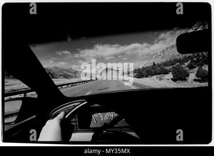 Montana USA, sulla strada. 1988 Vista da un auto accelerando lungo la strada statale in Montana, Entrata Nord Road, USA Foto Stock