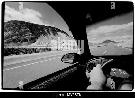 Montana USA, sulla strada. 1988 Vista da un auto accelerando lungo la strada statale in Montana, Entrata Nord Road, USA Foto Stock