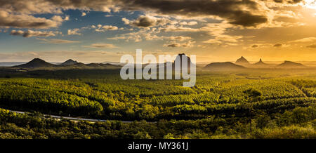 Vista panoramica della casa di vetro montagne al tramonto visibile dal cavallo selvatico Lookout Mountain, Australia Foto Stock