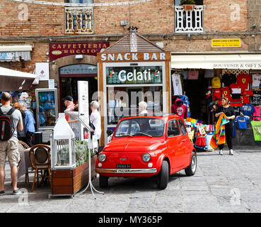 Un vecchio rosso Fiat 500 auto pubblicità il Ruccio Ristorante e caffetteria, Sorrento, Italia Foto Stock