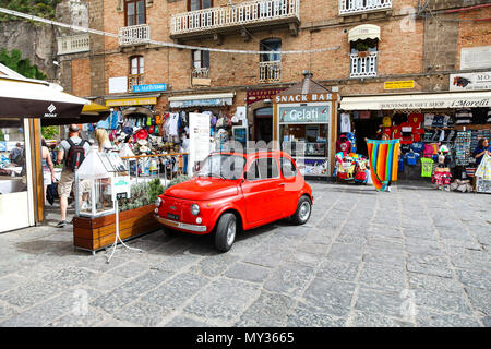 Un vecchio rosso Fiat 500 auto pubblicità il Ruccio Ristorante e caffetteria, Sorrento, Italia Foto Stock