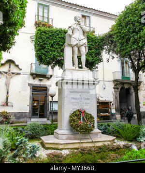 Una statua di Torquato Tasso, un poeta italiano del XVI secolo, nato a Sorrento nel 1544, in Piazza Tasso a Sorrento, Italia Foto Stock