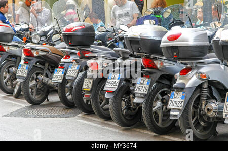 Motociclette e scooters parcheggiato in una fila in una strada a Sorrento, Italia Foto Stock