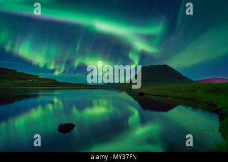 Aurora Boreale, Mt. Kirkjufell, Grundarfjordur, Islanda