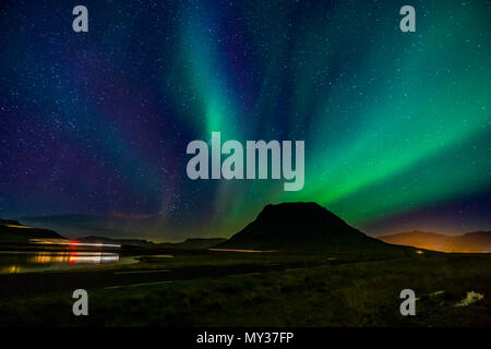 Aurora Boreale, Mt. Kirkjufell, Grundarfjordur, Islanda Foto Stock