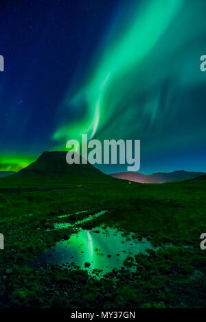 Aurora Boreale, Mt. Kirkjufell, Grundarfjordur, Islanda Foto Stock