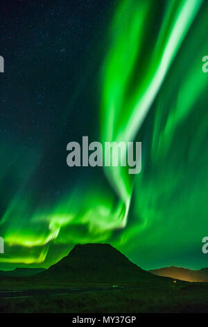 Aurora Boreale, Mt. Kirkjufell, Grundarfjordur, Islanda Foto Stock