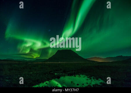 Aurora Boreale, Mt. Kirkjufell, Grundarfjordur, Islanda Foto Stock