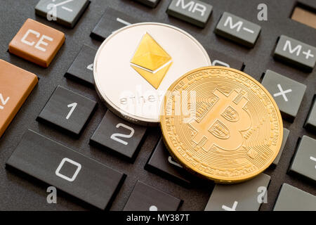 Montreal, CA - 17 Maggio 2018: Cryptocurrency monete (Bitcoin e Ethereum) sulla calcolatrice. Foto Stock