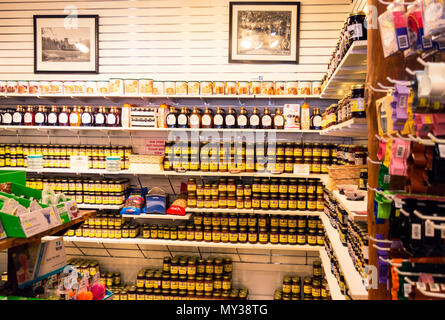 Gatlinburg,TN, Stati Uniti d'America - 14 Maggio 2018: le righe di marmellate e gelatine e più splendidamente esposte sugli scaffali del tutto Sauced Up Store in Gatlinburg Foto Stock