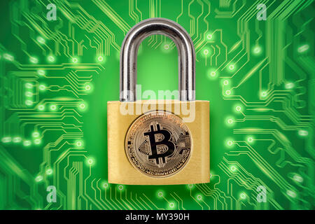 Rotto il lucchetto con logo bitcoin. Quadro concettuale illustrante crypto valuta l'hacking e il furto. Foto Stock