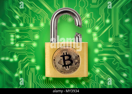 Rotto il lucchetto con logo bitcoin. Quadro concettuale illustrante crypto valuta l'hacking e il furto. Foto Stock